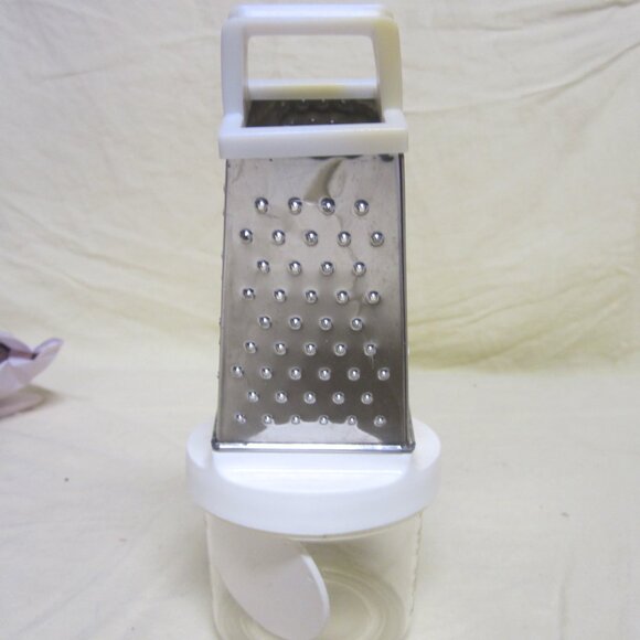 VTG "THE CUISINE MACHINE'' HAND HELD GRATER - Picture 3 of 5